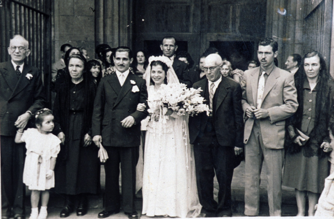 Foto casament de Joaquim Deulofeu i Gascons i Emerita ?.

D'esquerra a dreta: Carme Gascons, mare del nuvi; els nuvis: el pare del nuvi, Felip Deulofeu; i els seus germans Ramón i Rosita Deulofeu