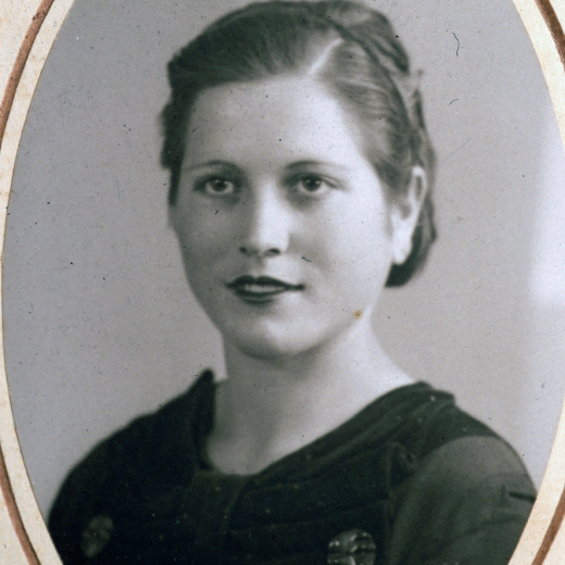 Maria Aymerich Furroy de Can Xarbau de pagès l'any 1935.

Es casà amb en Josep Viñolas de Can Puracro i més tard ja viuda i amb un fill es traslladà a viure a Blanes.