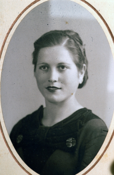 Maria Aymerich Furroy de Can Xarbau de pagès l'any 1935.

Es casà amb en Josep Viñolas de Can Puracro i més tard ja viuda i amb un fill es traslladà a viure a Blanes.