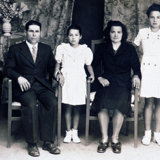 El matrimoni Emili Puig Barrera i Montserrat Carreras Gelmà amb les seves filles Montserrat i Pilar, residents a Can Casanoves veinat de Can Pujol