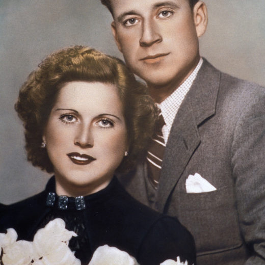 En Josep Viñolas Rovira i la Maria Aymerich Furroy el dia del seu casament.

Vivien a Can Posacro a l'avui carrer de Sils i feien de pagesos. La prematura mort d'en Josep als 30 anys alterà tots els seus plans.