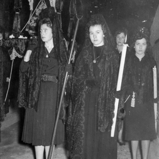 Foto de la processó.

Dolors Aregay i la Salvadora Roca.