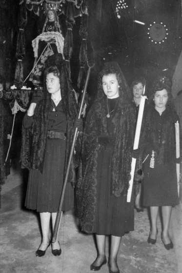 Foto de la processó.

Dolors Aregay i la Salvadora Roca.