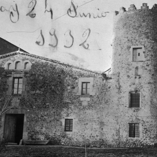 Fatxada principal de la Torre de Cartellà un dels edificis medievals de Maçanet colorejada per l'autor.