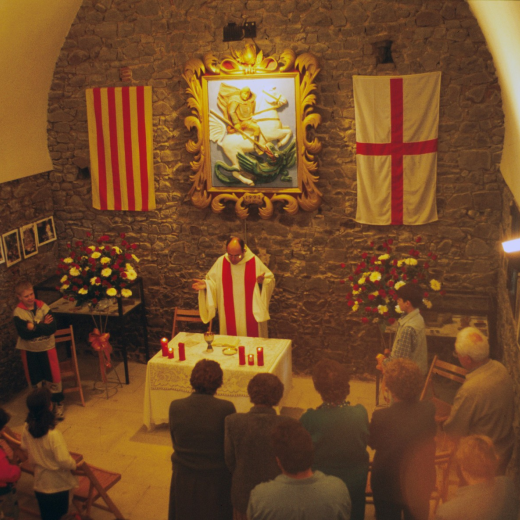 Sant Jordi el 97. Detall de l'ofici que Mn Josep Puig, rector de Maçanet cel·lebrà per la diada de Sant Jordi a la capella del castell de Torcafelló