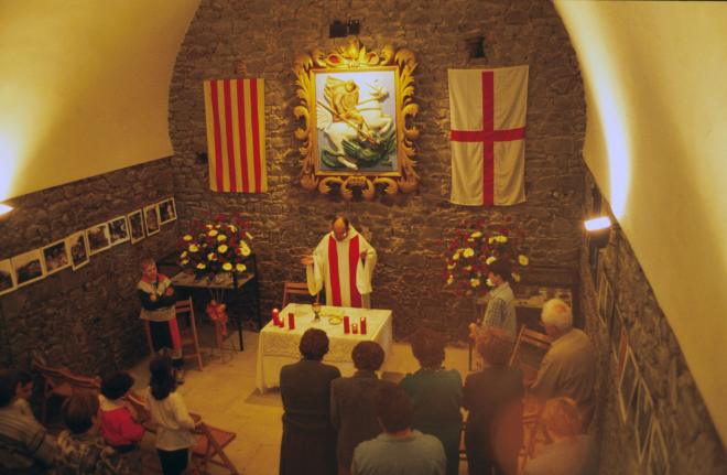 Sant Jordi el 97. Detall de l'ofici que Mn Josep Puig, rector de Maçanet cel·lebrà per la diada de Sant Jordi a la capella del castell de Torcafelló