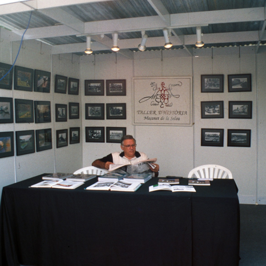 Fira de Sant Miquel a Hostalric.

En Narcís Munsó a l'estand del Taller d'Història de Maçanet a la Fira.