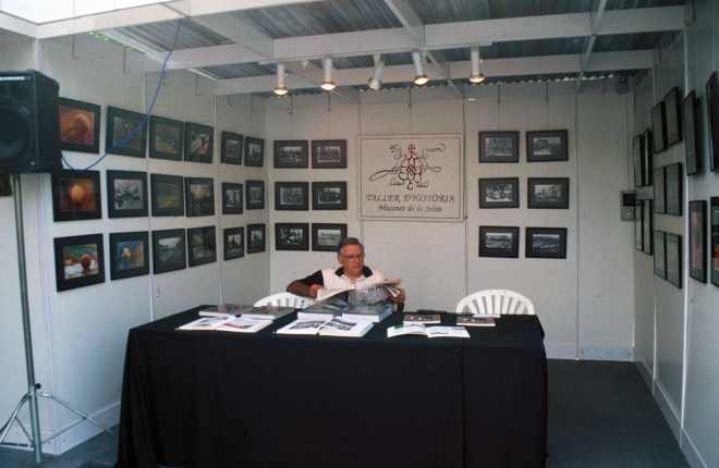 Fira de Sant Miquel a Hostalric.

En Narcís Munsó a l'estand del Taller d'Història de Maçanet a la Fira.