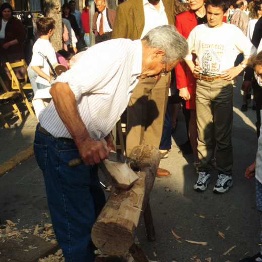 Fira artesanal del Roser a Maçanet. Un artesà esclopater en una demostració a la plaça de l'Església.