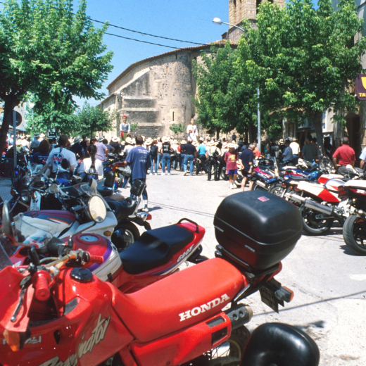 Trobada de Motos a la plaça de l'Església junt amb la benedicció de vehicles amb motiu de la festivitat de Sant Cristòfol.