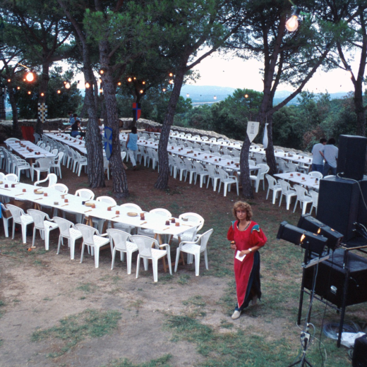 Preparant el sopar medieval a l'esplanada del castell de Torcafelló