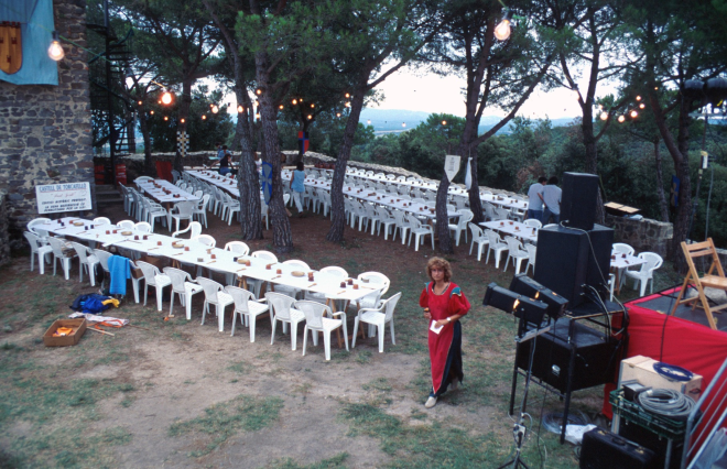 Preparant el sopar medieval a l'esplanada del castell de Torcafelló
