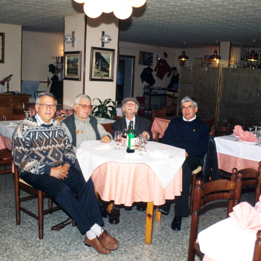En Narcís Munsó, en Xavier Vergés i en Juli Campeny en un restaurant d'andorra acompanant a en Manel Anglada, fill del Dr. Anglada, metge de Maçajnet pels voltants dels anys 20.