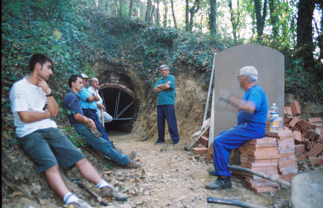 Treballs de recuperació del pou del glaç de Can Buscastell. En Jordi Vergès, en Ramón Rieradevall (pare i fill), junt amb el paleta Joan Machado i amb en Juli Campeny i Xavier Vergés, a l'entrada de la galeria que comunica amb el fons del pou