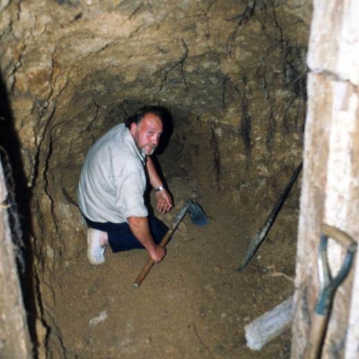 En Josep Brossa treballant en la restauració del pou de Glaç de Can Buscastell.
