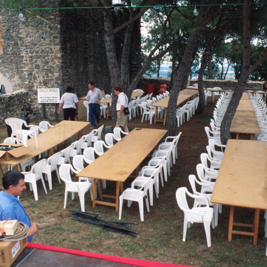 Festa medieval. Preparant les taules pel sopar de la festa.
