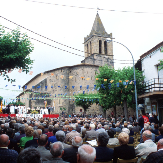 Aspecte de la plaça de l'Església durant la missa presidida pel Sr Bisbe Dr. Camprodón que es celebrà amb motiu de la XV trobada de supervivents de la lleva del biberó del 41 de tot Catalunya, última que s'incorporà a la Guerra Civil de 1936-1939