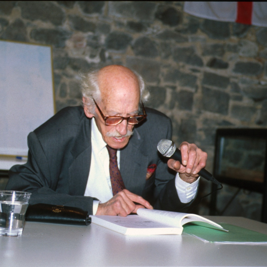 El Sr Manel Anglada, fill del Dr Anglada metge de Maçanet pels voltants de l'any 1920 en una visita que feu aquest l'any 1997 a la Capella de Sant Jordi dalt del turó.