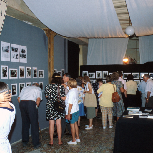 La tradicional exposició de fotografies que organitza el Taller d'història cada any per la Festa Major a Ca l'Ubà vell a la plaça de l'Església plena de visitants.
