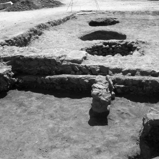 Excavacions de 1997. Restes de la vila romana de Maçanet. Les sitjas i començaments de parets de les edificacions romanes d'aquells temps.