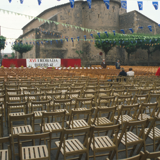 La plaça de Maçanet preparada per la celebració de la missa en la XV trobada de supervivents de la lleva del Biberó - 41