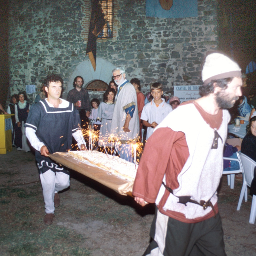 Portant el pastís del sopar medieval al castell de Torcafelló la nit del 15 de juliol de 1997