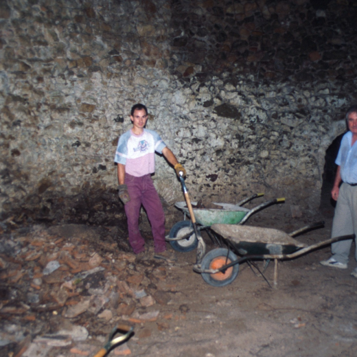 Pou del glaç. En Ramón Rieradevall i en Joaquim Roca (Gimi) treballant al fons del pou del Glaç de Buscastell en la seva restauració