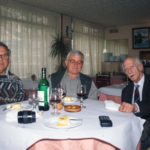 Dos representants del taller d'història, en Narcís Munsó i en Xavier Vergés junt al Dr. Manel Anglada en un restaurant d'Andorra.