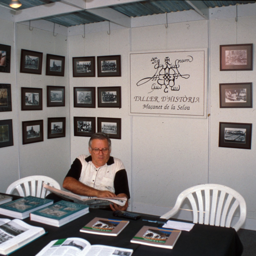 Estand de la fira de Sant Miquel d'Hostalric, en Narcís Munsó representant al taller d'Història.