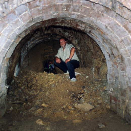 Pou del glaç, en Josep Brossa din el túnel o mina del pou
