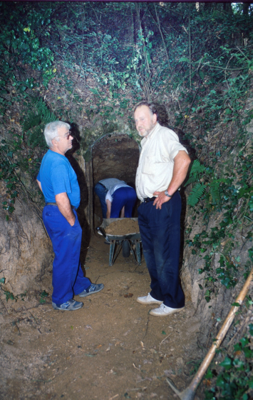 Pou de Glaç. En Xavier Vergés i en Josep Brossa Bosch en la restauració del pou de glaç de buscastell.