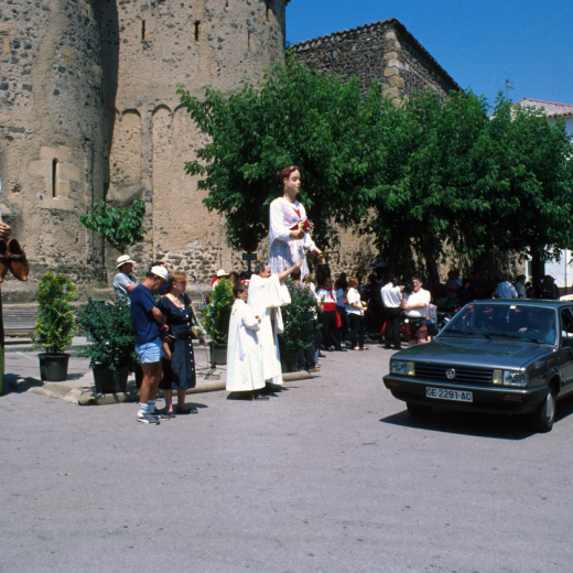 Festa de Sant Cistòfol a Maçanet. Benedicció de vehicles pel rector Mn Josep Puig en presència dels gegants Pivert i Roseta de Maçanet