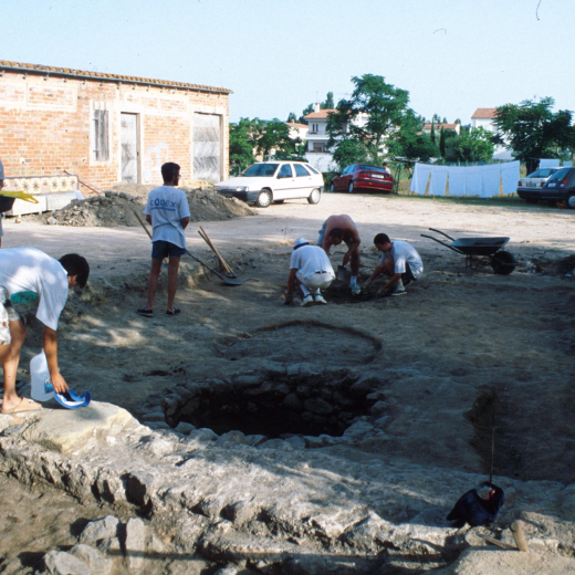 Treballs d'excavació a la vila romana de Maçanet als voltants de Palau de Foixà portada a cap per un grup d'estudiants.