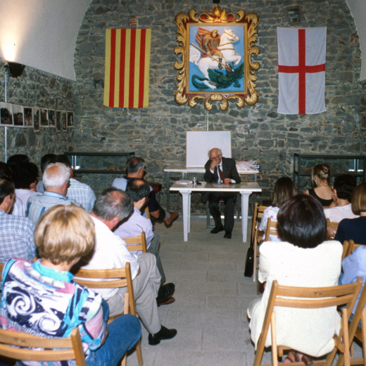 El Sr. Manel Anglada durant la conferència que dona a la capella de Sant Jordi al castell de Torcafelló