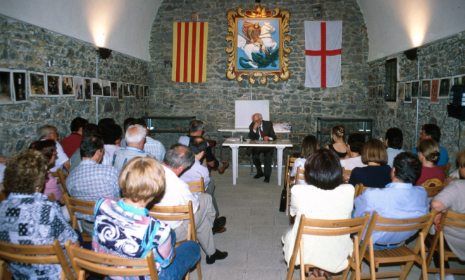 El Sr. Manel Anglada durant la conferència que dona a la capella de Sant Jordi al castell de Torcafelló