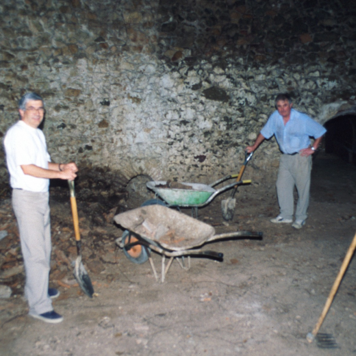 Dos treballadors del Taller d'Història, en Juli Campeny i en Joaquim Roca (Gimi) en la restauració del pou del glaç de Can Buscastell