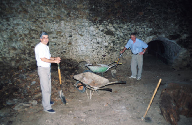 Dos treballadors del Taller d'Història, en Juli Campeny i en Joaquim Roca (Gimi) en la restauració del pou del glaç de Can Buscastell