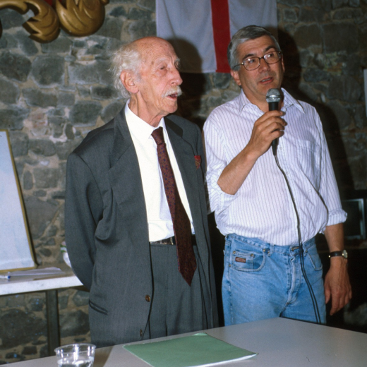 Juli Campeny, president del Taller d'Història en la presentació del Sr. Manel Anglada, fill de Maçanhet, d'un metge que exercí els anys 20 al nostre poble.