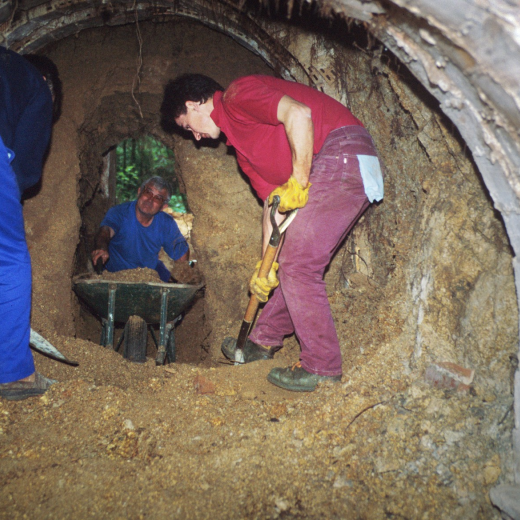Restauració de la mina d'accès al pou de glaç per integrants del Taller d'Història.