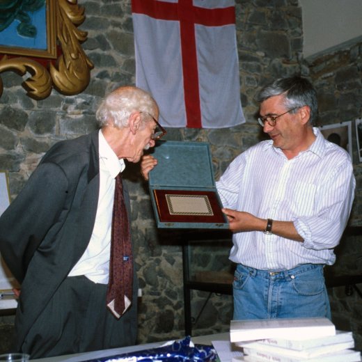 Placa record a Manel Anglada. El Sr. Manel Anglada junt amb en Juli Campeny, president del taller d'història en el moment del lliurament de la placa de record a la seva visita a Maçanet.
