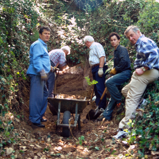 Recuperació del pou del glaç de Buscastell, un grup de treball del taller d'història: Josep Soler, Xavier Vergés, Martí Tomàs, Ramón Rieradevall i Joaquim Roca (Gimi) en plena feina.