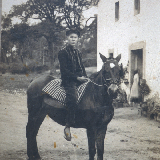 En Pep Salt (Jospe Vilasseca) germà de la Lola de Cal Coix, a dalt del cavall dant de la casa 