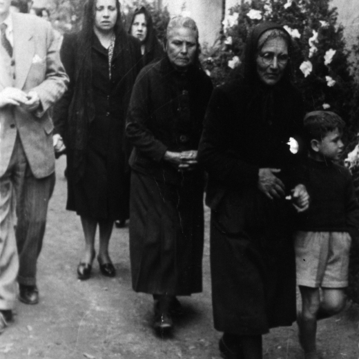 Processó de la mare de Déu de Fàtima.

A la foto Justina Ruhí, de Can Ramón Ros i la Ramona Bosch de Can Bach
