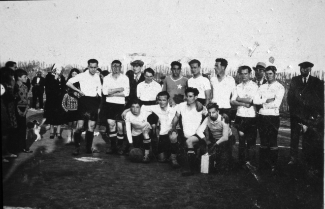 Camp d'en Llirinós, avui edificat, davant la Pista Jardí.

L'equip de fútbol del CD 