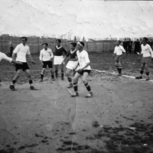 Un partit de fútbol al camp d'en Llirinós. Entre els jugadors hi podem veure a Juli Amatller tocant la pilota, Alfred Aregay, Joan Artigas, Pau Morral, Josep Deulofeu i Xavier Trinxeria, tots jugadors del CD 