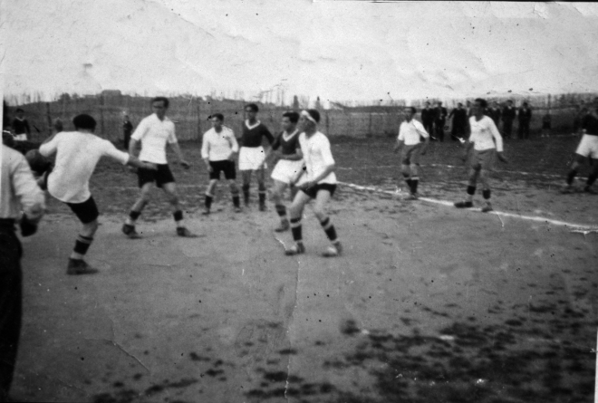 Un partit de fútbol al camp d'en Llirinós. Entre els jugadors hi podem veure a Juli Amatller tocant la pilota, Alfred Aregay, Joan Artigas, Pau Morral, Josep Deulofeu i Xavier Trinxeria, tots jugadors del CD 