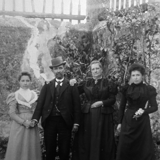 la Dolors Clos, en Josep Clos pare i avui l'avi de l'Antoni Orench, la Josefa Torrellas i l'Assumpció Clos, filla d'en Josep i la Mare de l'Orench.

Josep Clos era metge i del seu primer matrimoni tenia l'Assumpció Clos que es casà amb en Josep Orench a Ca l'Orench, estanc i botiga a la plaça de Maçanet. El Dr. Clos es casà en segones noces amb Josefa Torrellas i tingueren una filla que es deia Dolors.