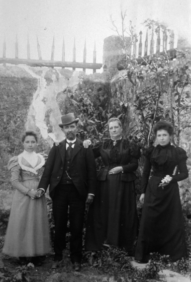 la Dolors Clos, en Josep Clos pare i avui l'avi de l'Antoni Orench, la Josefa Torrellas i l'Assumpció Clos, filla d'en Josep i la Mare de l'Orench.

Josep Clos era metge i del seu primer matrimoni tenia l'Assumpció Clos que es casà amb en Josep Orench a Ca l'Orench, estanc i botiga a la plaça de Maçanet. El Dr. Clos es casà en segones noces amb Josefa Torrellas i tingueren una filla que es deia Dolors.