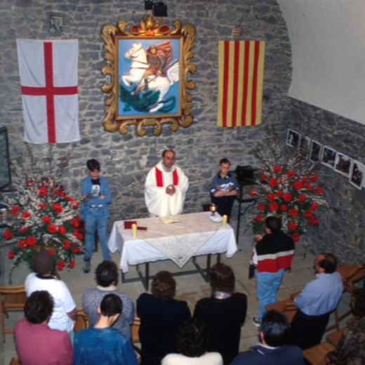 Aplec de Sant Jordi. El Sr. rector Mn Josep Puig diguent la missa a la capella del Castell de Torecafelló