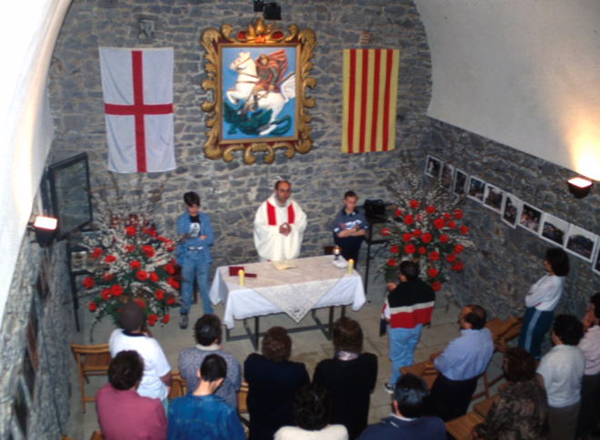 Aplec de Sant Jordi. El Sr. rector Mn Josep Puig diguent la missa a la capella del Castell de Torecafelló